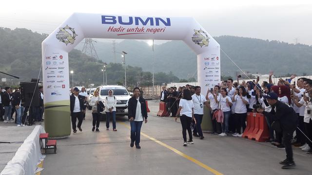 Menteri BUMN Rini Soemarno melakukan pelepasan tur perdana (flag off), dalam rangka mengecek kesiapan angkutan mudik dan jalan tol Trans Sumatera untuk Lebaran 2019 ini. Liputan6.com/Bawono