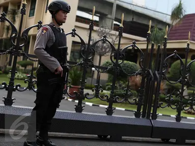Anggota polisi bersiaga di sekitar gedung Mabes Polri, Jakarta, Selasa (5/7). Pengamanan Mabes Polri diperketat pasca pengeboman bunuh diri di Mapolresta Solo.(Liputan6.com/Faizal Fanani)