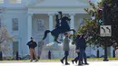 Petugas bersenjata berjaga di seberang Gedung Putih, Washington, Amerika Serikat, Sabtu (3/3). Aksi bunuh diri seorang pria di depan Gedung Putih terjadi saat Presiden Donald Trump tidak berada di tempat tersebut. (AP Photo/Pablo Martinez Monsivais)