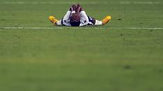 Ekspresi kekecewaan pemain El Zamalek, Maarouf Youssef, setelah kalah dalam laga derby melawan Al-Ahly dalam lanjutan Liga Premier Mesir di Borg El Arab "Army Stadium" di Alexandria, Mesir, (9/2/2016). (Reuters/Amr Abdallah Dalsh).