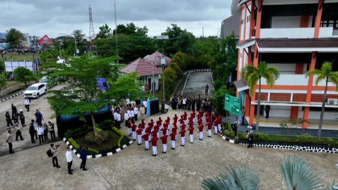 Momen Siswa Sekolah Rakyat Banjarbaru Sambut Prabowo dengan Yel-yel "Kami Janji Giat Belajar!"