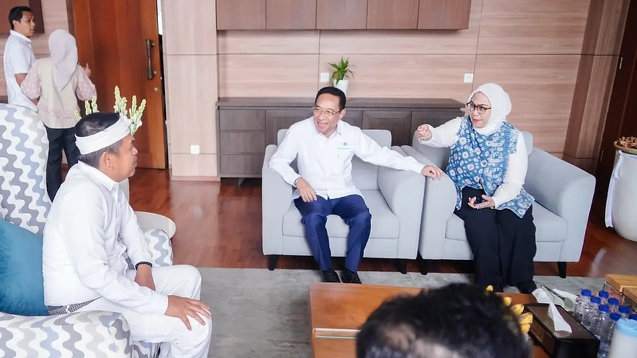 Wamenkes Benny (tengah) berpesan kepada Gubernur Jawa Barat Dedi Mulyadi untuk meningkatkan temuan kasus aktif tuberkulosis (TBC) di lapangan.