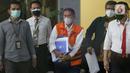 Mantan Dirut PT Pelindo II (Persero) Richard Joost Lino (tengah) usai menjalani pemeriksaan di Gedung KPK, Jakarta, Senin (26/4/2021). RJ Lino diperiksa sebagai tersangka dugaan korupsi pengadaan tiga unit Quay Container Crane (QCC) di PT Pelindo II tahun 2010. (Liputan6.com/Helmi Fithriansyah)