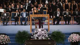 Ariana Grande mendengar Uskup Charles H. Ellis III berbicara dalam upacara pemakaman Aretha Franklin di Greater Grace Temple, Detroit, Michigan, AS, Jumat (31/8). Dugaan pelecehan Uskup Charles terhadap Ariana viral di internet. (Angela Weiss/AFP)
