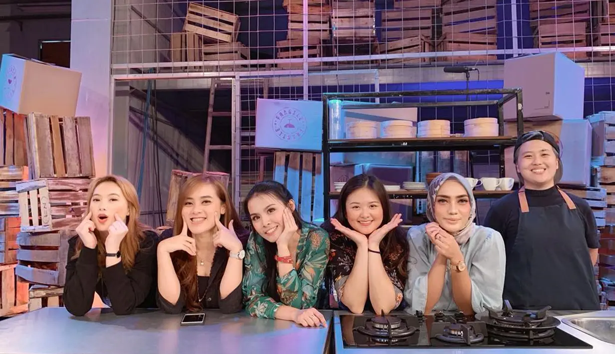 Mama Lita saat berfoto bersama peserta Masterchef Indonesia yang lain dekan dengan arena biasa mereka memasak (Liputan6.com/IG/yulitamci5)