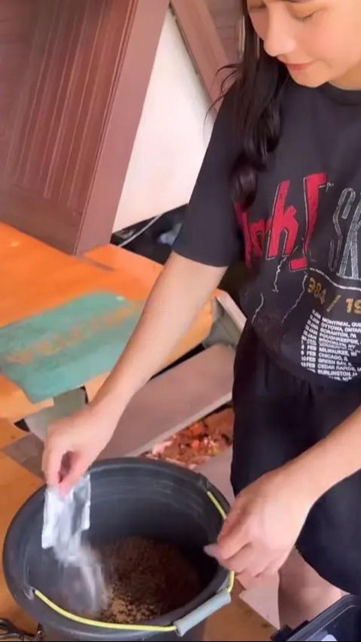Dalam video yang ia bagikan melalui akun Instagram pribadinya, @prillylatuconsina96, Prilly terlihat mengenakan kaos santai dan celana pendek hitam.&nbsp;