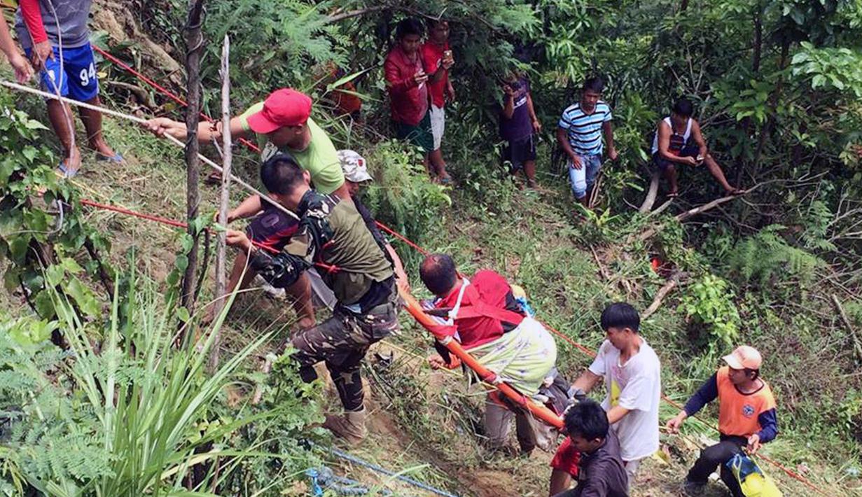 Relawan menggunakan tali untuk mengevakuasi penumpang bus yang terjun ke jurang di Provinsi Nueva Ecija di Filipina Utara, Selasa (18/4). Sekitar 60 penumpang berada dalam bus dengan kapasitas 45 orang. (Philippine Red Cross Nueva Vizcaya chapter via AP)