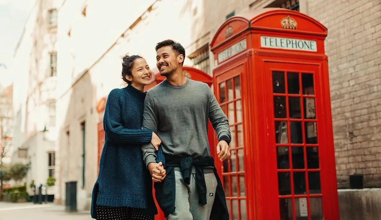 "Akhirnya masuk bulan puasa lagi...selamat puasa ya buat kalian semua yang menjalankan ibadah puasa dari kita ber 3 💙...semoga lancar puasanya sampai tuntas 💙💪🏾 Photo by @sweet.escape," tulis Putri. (instagram/putrimarino)