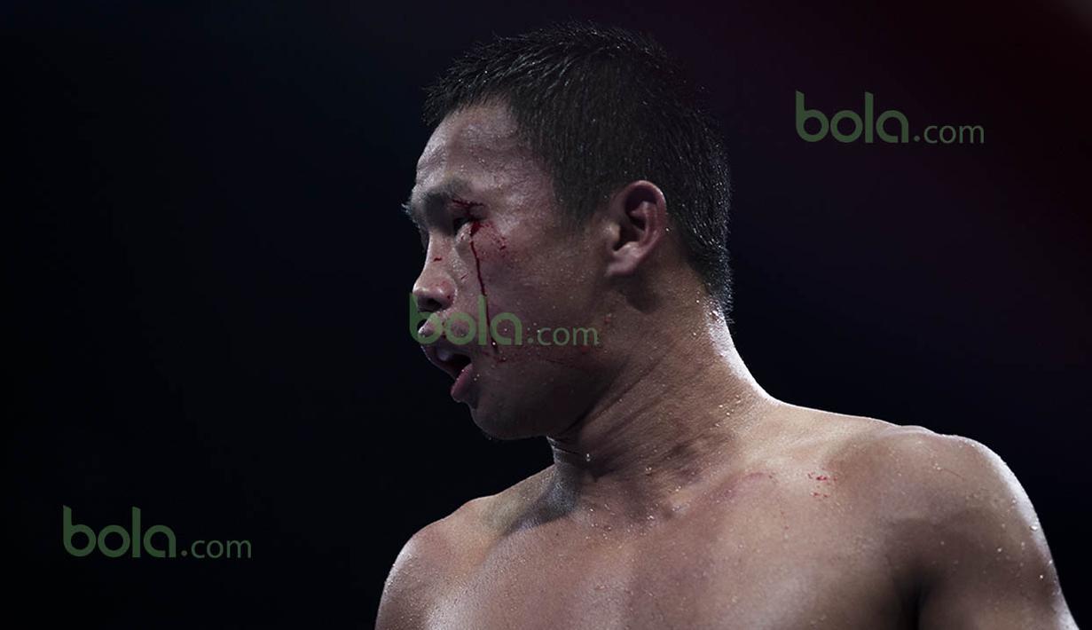 Pertandingan dihentikan oleh wasit pada ronde ke-9 akibat pcahnya pelipis mata Daud Yordan bagian kiri. (Bola.com/Vitalis Yogi Trisna)