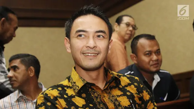 Lempar Senyum, Zomi Zola Jalani Sidang Perdana di Tikor