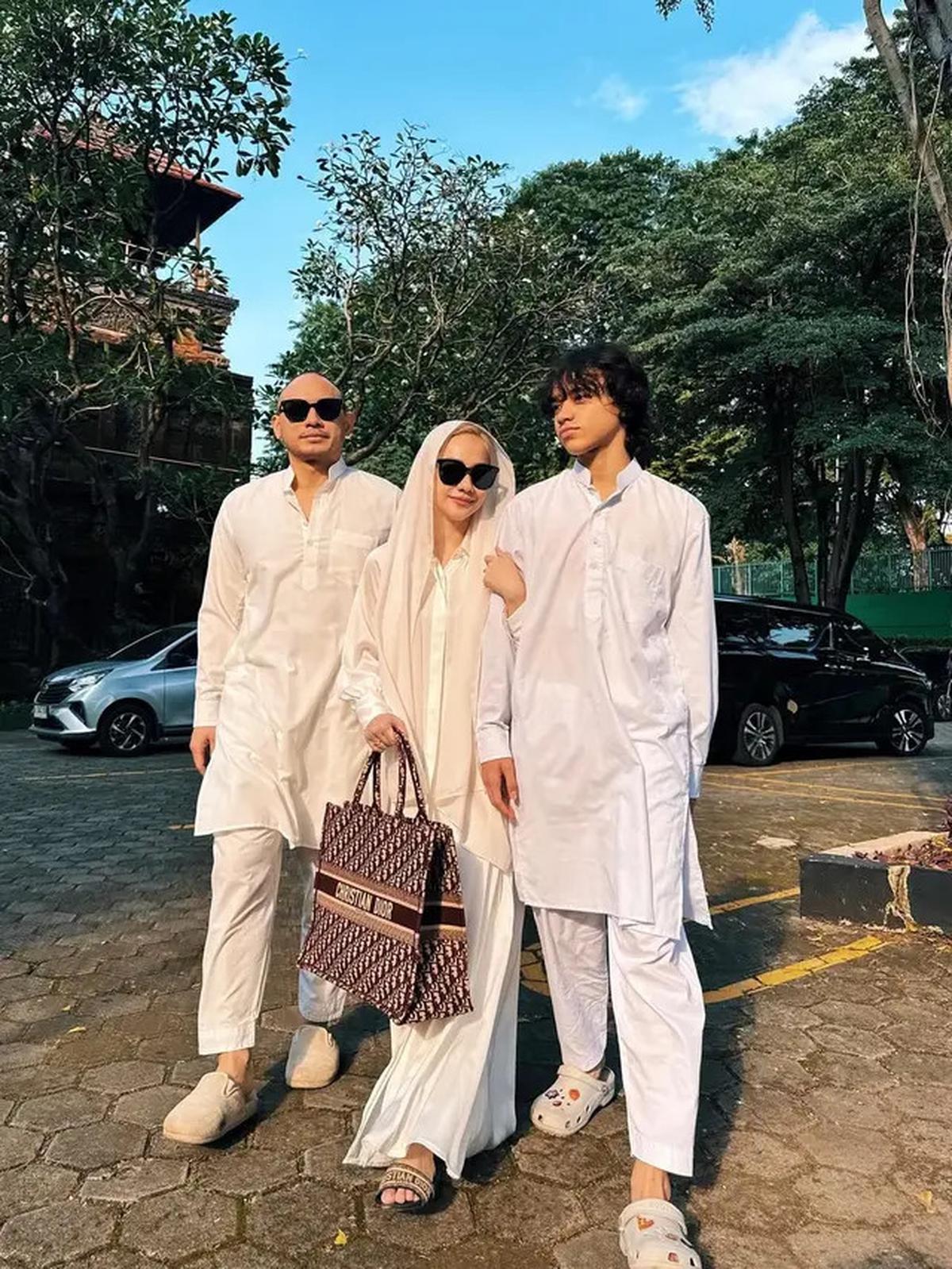 Model Sandal Jepit Keluarga BCL saat Rayakan Idul Adha 2025, Tampil Modis