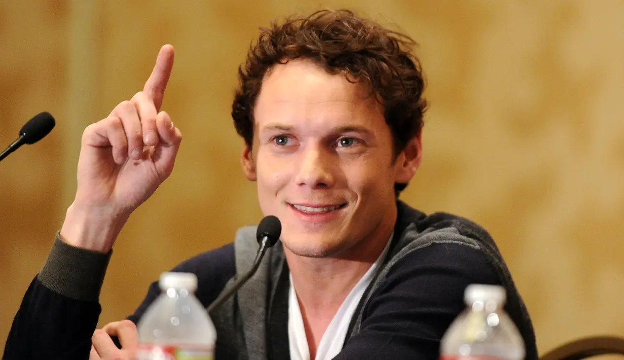 Anton Yelchin dilahirkan di Saint Petersburg, Rusia, dari pasangan Irina dan Viktor Yelchin. Pasangan atlet ice skating tersebut kemudian pindah ke Amerika Serikat pada 1989 saat Yelchin masih bayi. (Michael Buckner/GETTY IMAGES NORTH AMERICA/AFP)