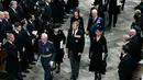 <p>Beatrix dari Belanda, Raja Willem-Alexander dari Belanda, Ratu Maxima dari Belanda, Ratu Silvia dari Swedia, Carl XVI Gustaf, Raja Swedia dan Ratu Margrethe II dari Denmark berangkat setelah Pemakaman Kenegaraan Ratu Elizabeth II di Biara Westminster, London, Senin (19/9/2022). Ratu Elizabeth II meninggal dalam usia 96 pada 8 September. (Gareth Cattermole/Pool via AP)</p>