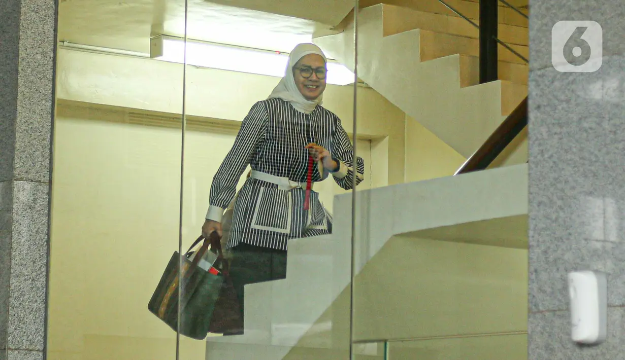 Eks Dirut Pertamina Karen Agustiawan menaiki tangga untuk menjalani pemeriksaan di Gedung Merah Putih KPK, Jakarta, Selasa (19/9/2023). Karen diperiksa sebagai saksi terkait penyidikan kasus dugaan korupsi pengadaan Liquefied Natural Gas (LNG) di PT Pertamina. (Liputan6.com/Faizal Fanani)