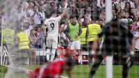 Karim Benzema dari Real Madrid merayakan setelah mencetak gol pembuka timnya selama pertandingan sepak bola La Liga Spanyol antara Real Madrid dan Rayo Vallecano di stadion Santiago Bernabeu di Madrid, Spanyol, Rabu, 24 Mei 2023. (AP Photo/Manu Fernandez)