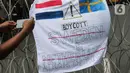 Massa Aksi Bela Al-Qur'an 301 menggeruduk Kedutaan Besar (Kedubes) Swedia di Kuningan, Jakarta Selatan, Senin (30/1/2023). Sejumlah pengunjuk rasa juga membentangkan beberapa bendera negara asing yaitu Belanda, Swedia, dan Denmark di jalan kemudian diinjak-injak oleh para demonstran.(Liputan6.com/Herman Zakharia)