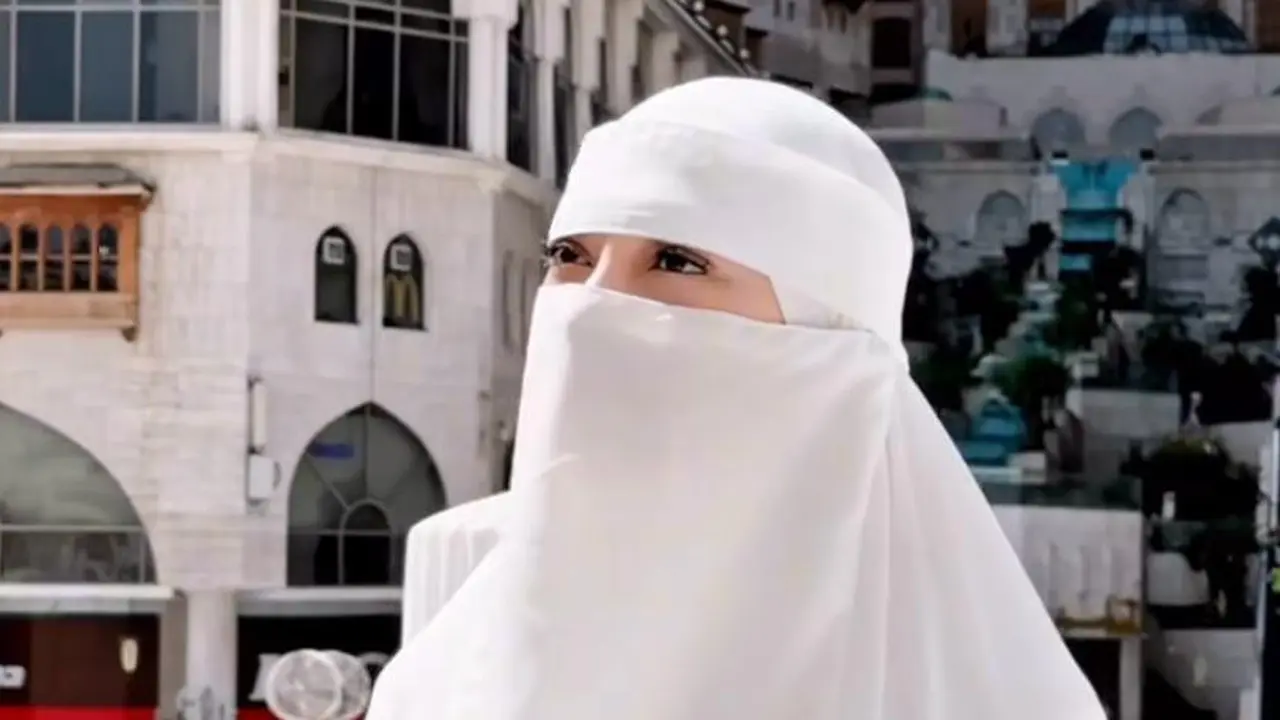 Resmi Mualaf, Celine Evangelista Tampil dengan Abaya dan Burka saat Umrah