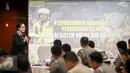 Pihak Kejaksaan Tinggi memberikan pengarahan terkait  pelatihan aplikasi tilang online di NTMC Polri, Jakarta, Selasa (25/10). Sebanyak 16 Polda dan 64 Polres seluruh Indonesia memasuki tahap konsolidasi melalui pelatihan. (Liputan6.com/Faizal Fanani)