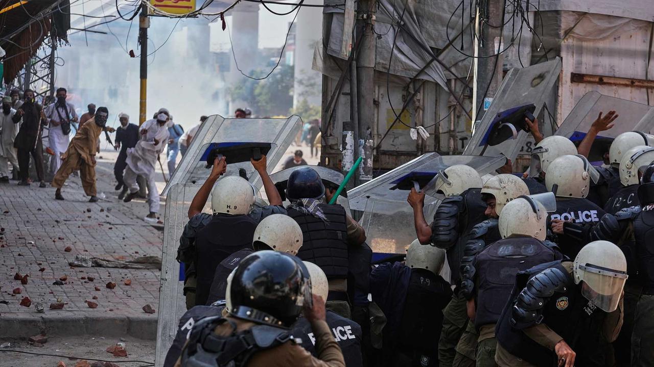 FOTO: Suasana Memanas di Lahore: Pendukung TLP Bentrok dengan Polisi Jelang Pawai Pro-Palestina