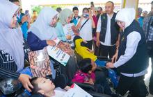 Gubernur Khofifah Salurkan Bantuan Sosial Rp32,1 Miliar di Ngawi, Perkuat Perlindungan Sosial Warga