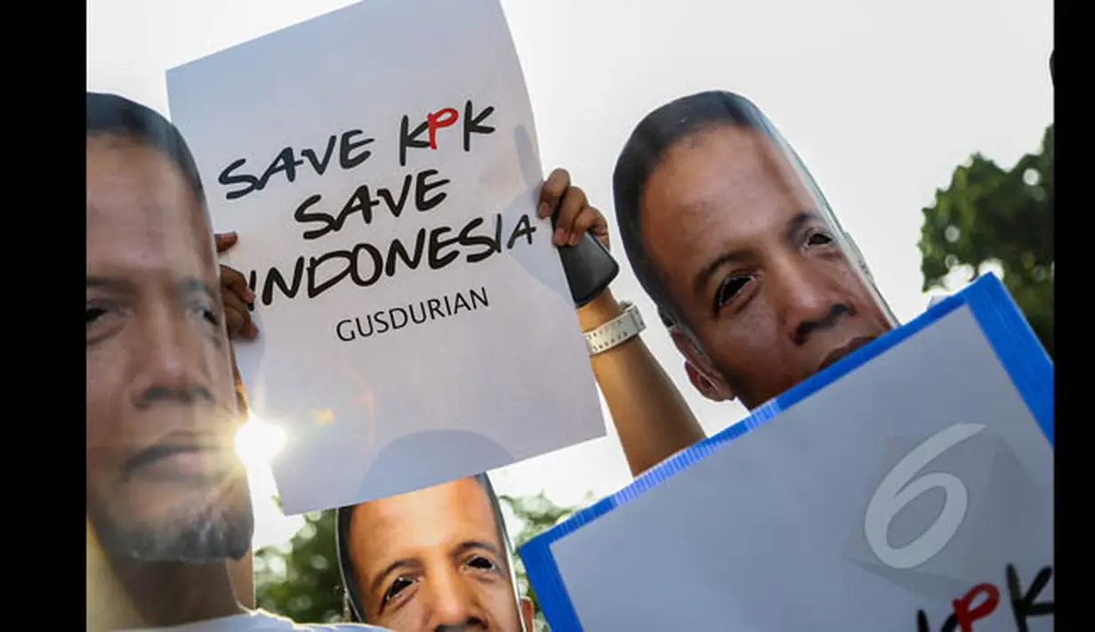 Aktivis mengenakan topeng Bambang Widjajanto saat menggelar aksi 'Save KPK untuk POLRI Bersih' di kawasan Jalan Sudirman, Jakarta, Minggu (25/1/2015). (Liputan6.com/Faizal Fanani) 