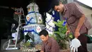Sejumlah karyawan merangkai limbah medis menjadi pohon Natal di RS Panti Nugroho, Sleman, Rabu (23/12). Ratusan infus, sarung tangan dan masker bekas pakai yang telah disterilkan dirangkai menjadi pohon Natal. (Boy Harjanto)
