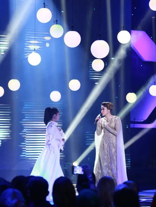 Kolaborasi itu mendapat banyak pujian termasuk dari penyanyi senior, Iis Dahlia dan Siti Nurhaliza. Bahkan, Iis Dahlia terharu mendegar alunan musik dan suara keduanya. (Adrian Putra/Bintang.com)