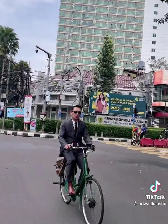 Ridwan Kamil Dinas Pakai Sepeda