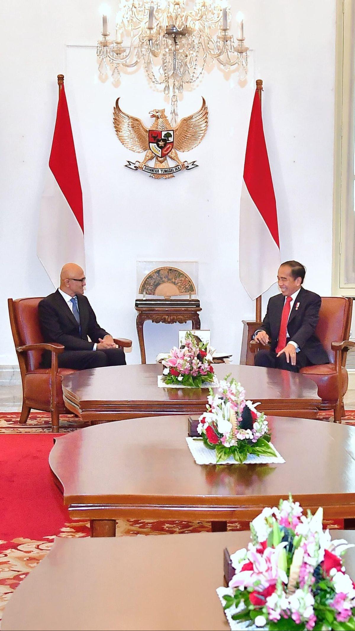 Sebagaimana dilansir Liputan6.com, Menteri Komunikasi dan Informatika Budi Arie Setiadi menyampaikan Microsoft berencana berinvestasi di bidang artificial intelligence (AI).&nbsp;Selain itu, Microsoft juga membuka tempat pelatihan AI untuk 840.000 orang.&