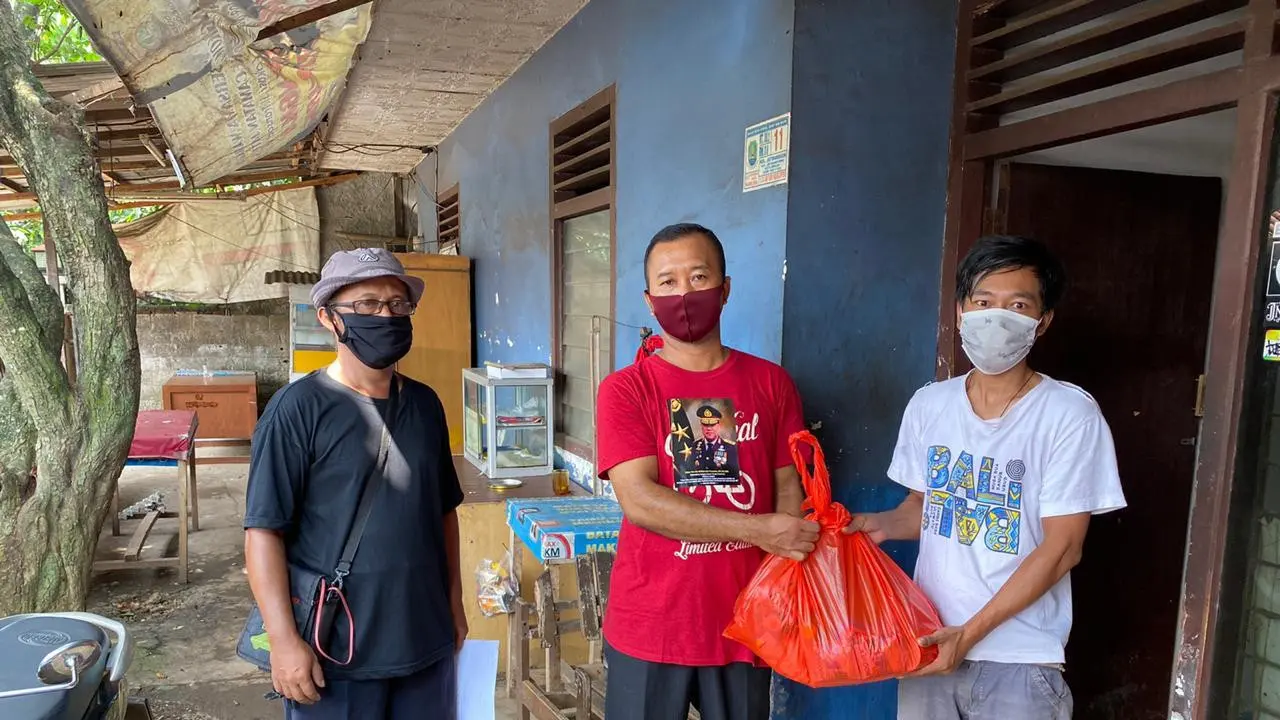 Tim Saber pungli membagikan sembako di kawasan Jakarta Timur. (Istimewa)