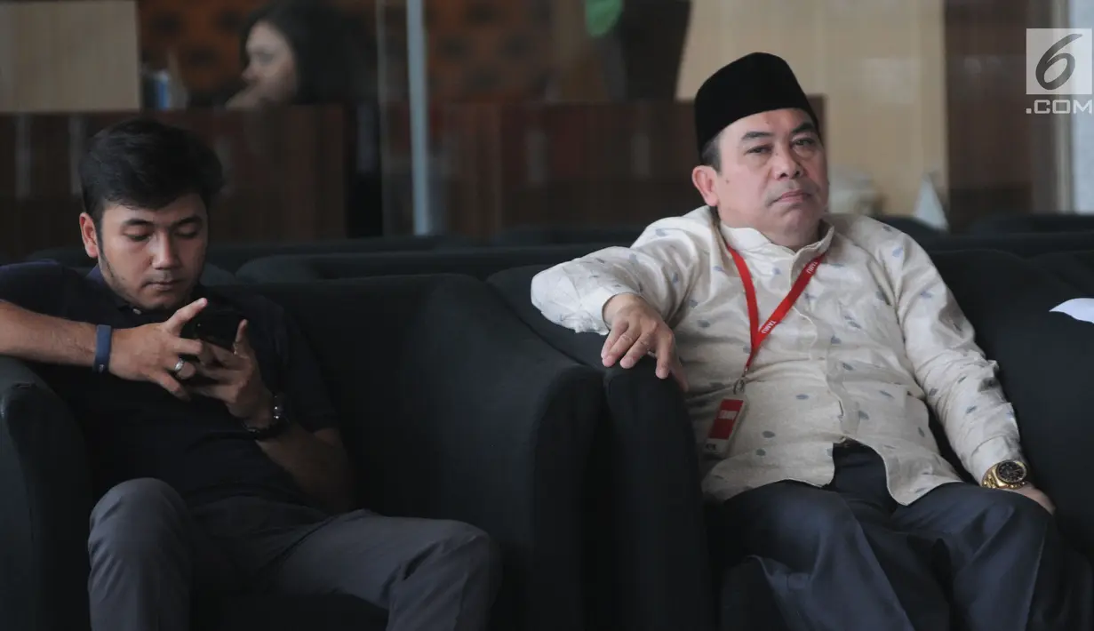 Pihak pengelola pesantren, HMN Lesmana (kanan) memenuhi panggilan penyidik KPK di Jakarta, Rabu (26/6/2019). Lesmana diperiksa sebagai saksi terkait kasus dugaan penyunatan anggaran dan gratifikasi yang menyeret  mantan Bupati Bogor Rachmat Yasin. (merdeka.com/Dwi Narwoko)