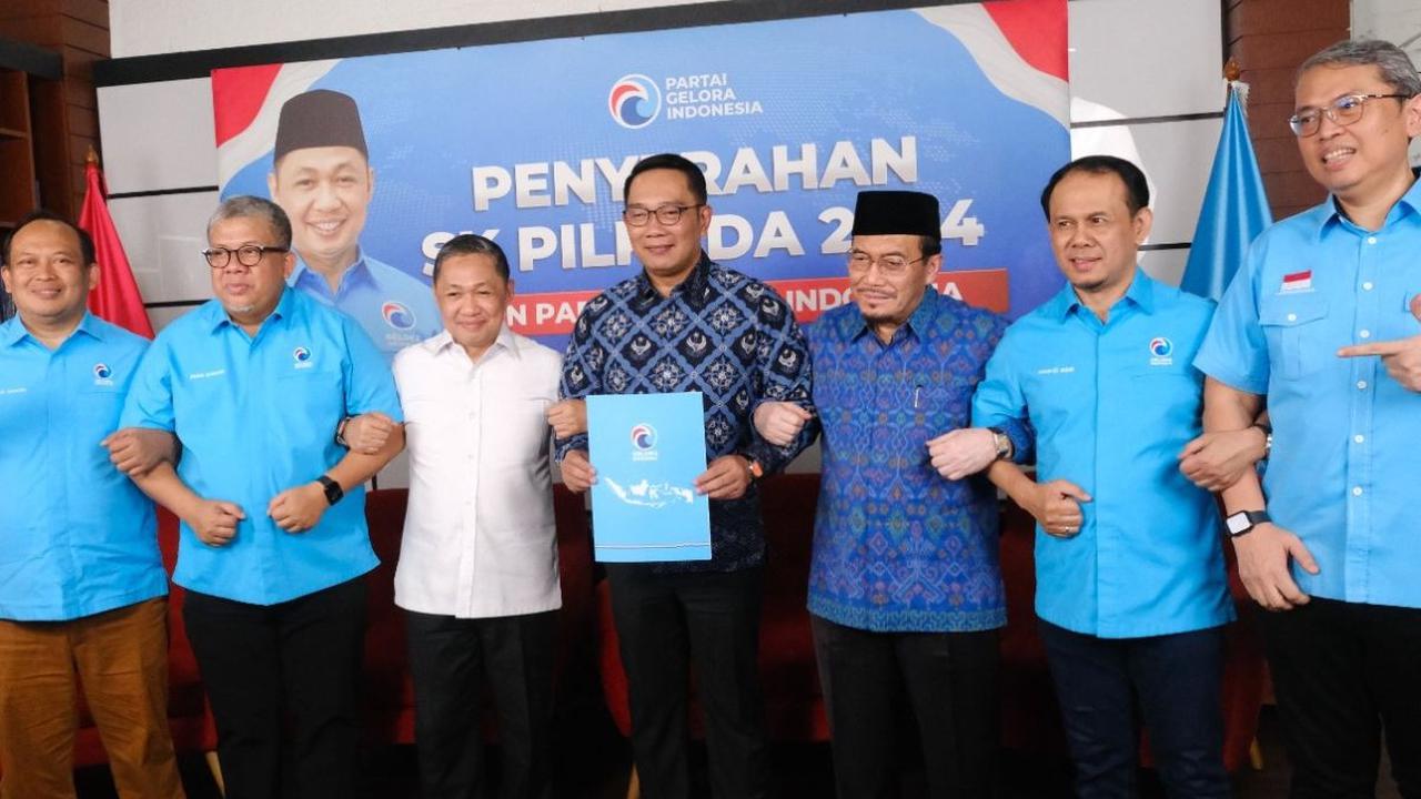 Bakal calon gubernur dan calon wakil gubernur, Ridwan Kamil (RK)-Suswono menerima dukungan dari Partai Gelora di Jakarta, pada Selasa (27/8/2024). Dukungan tersebut ditandai dengan penyerahan surat rekomendasi yang diberikan langsung oleh Ketua Umum Parta