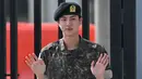 Kim Seok Jin, yang dikenal dengan nama panggung Jin BTS melambai setelah keluar dari dinas wajib militernya di luar pangkalan militer di Yeoncheon, Rabu (12/6/2024). (Jung Yeon-je / AFP)
