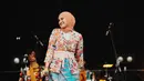 Manisnya penampilan Zee Zee Shahab mengenakan kebaya bercorak floral bernuansa oranye dengan padu padan kain batik biru kehijauan pastel yang serasi. [Foto: Instagram/zeezeeshahab]