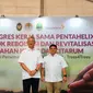 President Director AstraZeneca Indonesia, Se Whan Chon (kiri) bersama Head of Corporate Affairs AstraZeneca Indonesia, Hoerry Satrio (kanan) di lokasi Persemaian AZ Forest, program keberlanjutan dari AstraZeneca, di Persemaian Ciminyak Tress4Tress di kecamatan Cililin, Kabupaten Bandung Barat pada Selasa, 29 Agustus 2023. (dok. Liputan6.com/Farel Gerald)