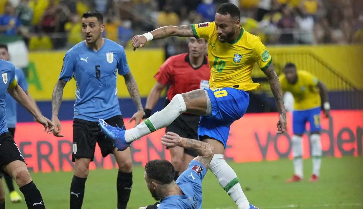Pada menit ke-40 Brasil hampir memperbesar keunggulan melalui Neymar. Tendangan volinya di depan gawang Uruguay masih mampu ditepis Fernando Muslera. (AP/Andre Penner)