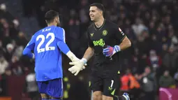 Kiper Aston Villa, Emiliano Martinez (kanan) dan kiper Arsenal, David Raya saling menyapa sebelum dimulainya laga pekan ke-16 Liga Inggris 2023/2024 di Villa Park, Birmingham, Minggu (10/12/2023) dini hari WIB. (AP Photo/Rui Vieira)