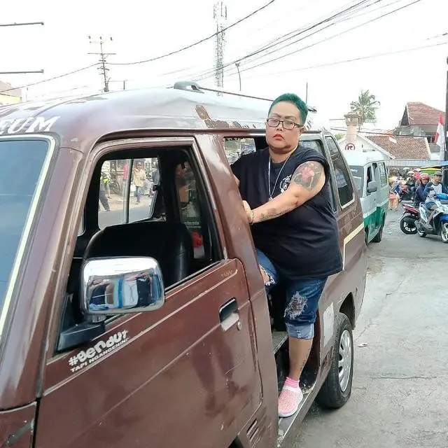 Artis cantik naik angkot (Instagram/@angkotindonesia)