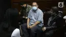 Terdakwa dugaan tindak pidana korupsi pengadaan tanah di Munjul, Jakarta Timur, Tommy Adrian bersiap mengikuti sidang pembacaan tuntutan di Pengadilan Tipikor Jakarta, Kamis (10/2/2022). Tommy Adrian dituntut pidana penjara selama 7 tahun dan denda 500 juta. (Liputan6.com/Helmi Fithriansyah)