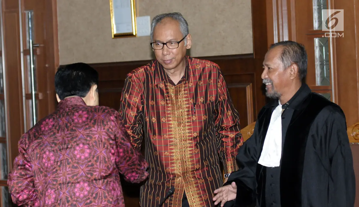 Terdakwa korupsi proyek e-KTP, Setya Novanto (kiri) menyalami Bimanesh Sutarjo saat jeda sidang dugaan merintangi penyidikan korupsiE-KTP dengan terdakwa Bimanesh Sutarjo di Pengadilan Tipikor, Jakarta, Jumat (27/4). (Liputan6.com/Helmi Fithriansyah)