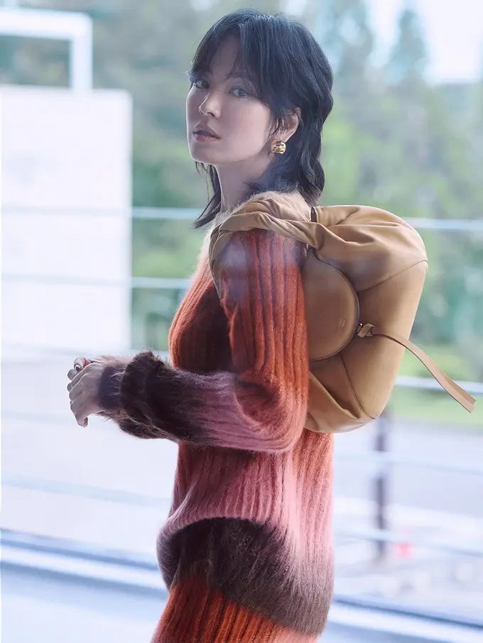 Manglingi! Song Hye Kyo Tampil Fresh dengan Rambut Wolf Cut Sambil Jinjing Tas Rp79,5 Juta