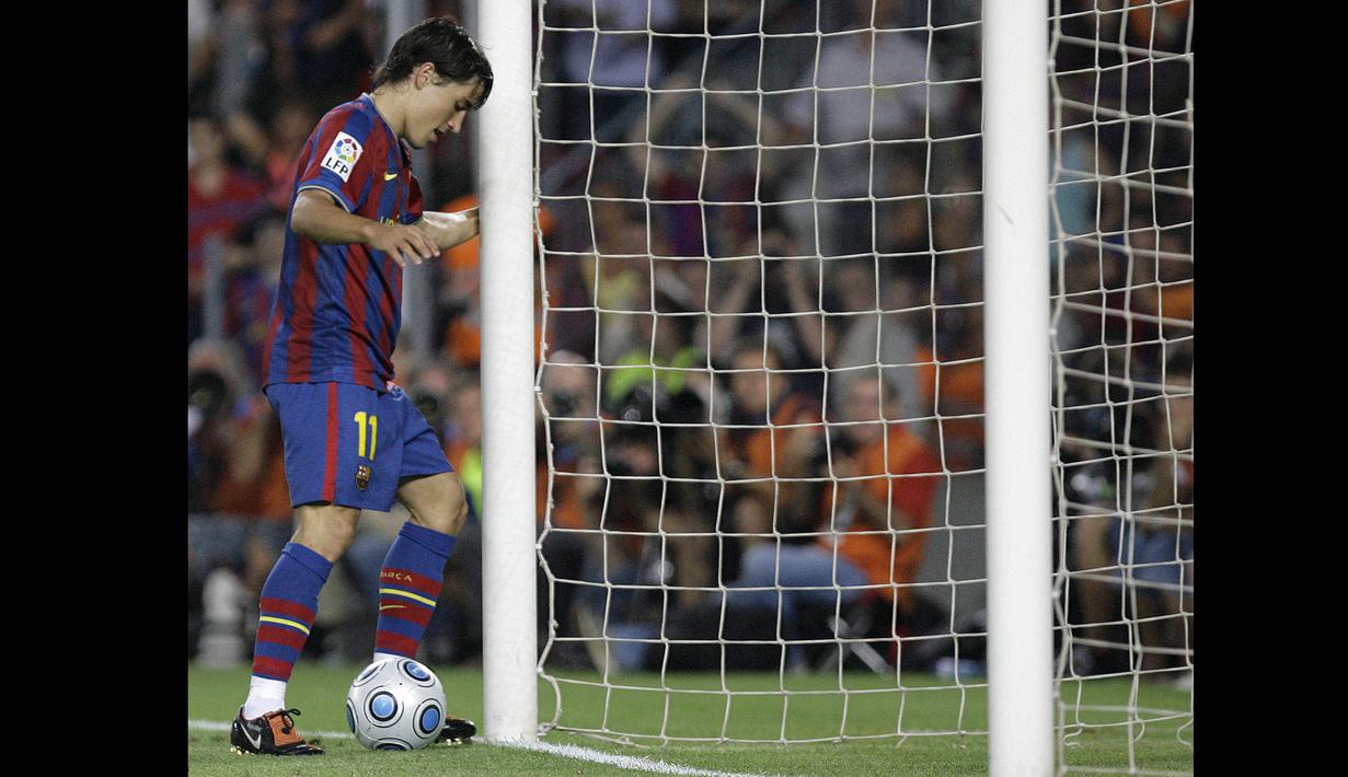 Bojan Krkic yang belum lama pensiun pada Maret 2023 bersama Vissel Kobe tercatat pernah berseragam Barcelona selama 4 musim mulai 2007/2008 hingga 2010/2011. Ia mampu mencetak satu gol di ajang Piala Super Spanyol 2008/2009 saat Barcelona menang 3-0 atas Athletic Bilbao di laga leg kedua babak final (23/8/2009) hingga menjadi juara setelah di leg pertama juga menang 2-1. Saat mencetak gol ia baru berusia 18 tahun, 11 bulan dan 26 hari. (AFP/Josep Lago)