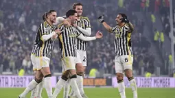 Para pemain Juventus merayakan gol yang dicetak oleh Dusan Vlahovic ke gawang Sassuolo dalam laga Serie A 2023/2024 giornata 20 yang dihelat di Allianz Stadium, Rabu (17/1/2024). (Marco Alpozzi/LaPresse via AP)