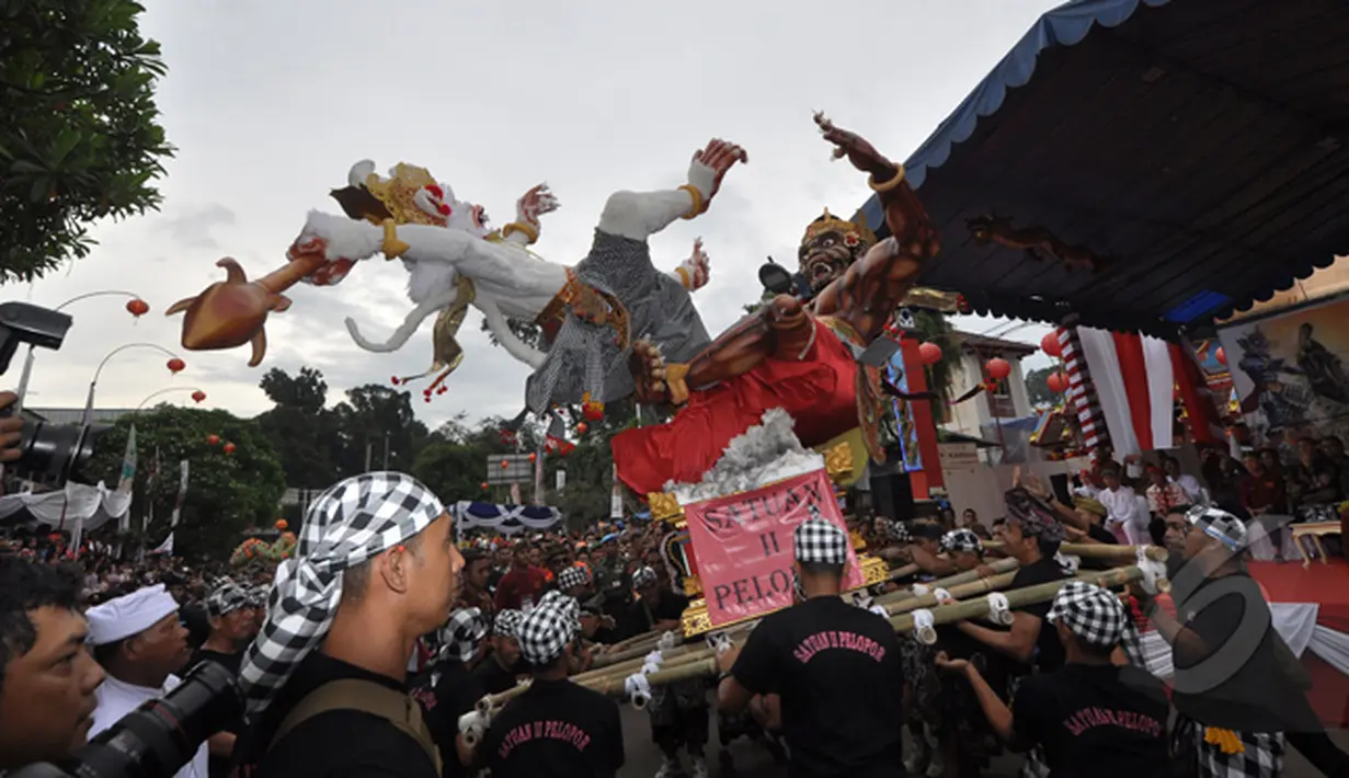 Sebuah patung Hanoman dan Rahwana ikut memeriahkan acara perayaan Cap Go Meh di Kota Bogor, Jawa Barat, Kamis (5/3/2015). (Liputan6.com/Faizal Fanani)
