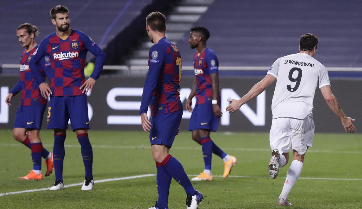 Para pemain Barcelona tampak lesu usai dibobol oleh striker Bayern Munchen, Robert Lewandowski, pada laga perempat final Liga Champions di Estadio da Luz, Sabtu (15/8/2020). Barcelona takluk 2-8 dari Bayern Munchen. (Manu Fernandez/POOL/AFP)