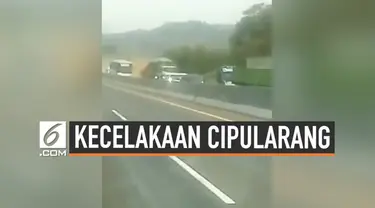 Sebuah video amatir ungkap penyebab kecelakaan maut di KM 91 tol Cipularang hari Senin (2/9/2019). Tabrakan beruntun tersebut diawali dengan tergulingnya truk pengangkut tanah.