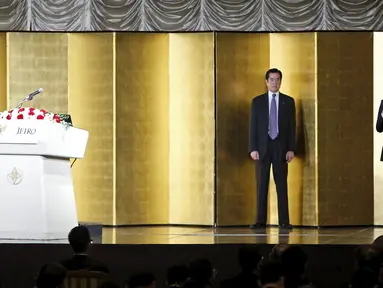 Presiden Joko Widodo (kiri) menyampaikan pidatonya di hadapan para pebisnis Jepang yang menghadiri Indonesia Business Forum di Tokyo, Selasa (24/3/2015). Presiden Joko Widodo berada di Jepang untuk kunjungan empat hari. (REUTERS /Yuya Shino)
