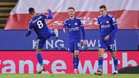 Gelandang Leicester City, James Maddison (tengah) melakukan selebrasi usai mencetak gol pertama timnya ke gawang Southampton dalam laga lanjutan Liga Inggris 2020/21 pekan ke-18 di King Power Stadium, Sabtu (16/1/2021). Leicester City menang 2-0 atas Southampton. (AFP/Alex pantling/Pool)