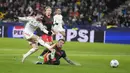 Gelandang Benfica, Rafa Silva (kiri) melepaskan tendangan yang menghasilkan gol kedua ke gawang RB Salzburg pada laga matchday keenam Grup D Liga Champions 2023/2024 di Red Bull Arena, Salzburg, Austria, Rabu (13/12/2023) dini hari WIB. (AP Photo/Matthias Schrader)