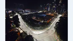 Suasana balapan malam hari GP Singapura di sirkuit jalan raya Marina Bay, Minggu (20/9/2015). (AFP Photo/Mohd Fyrol)